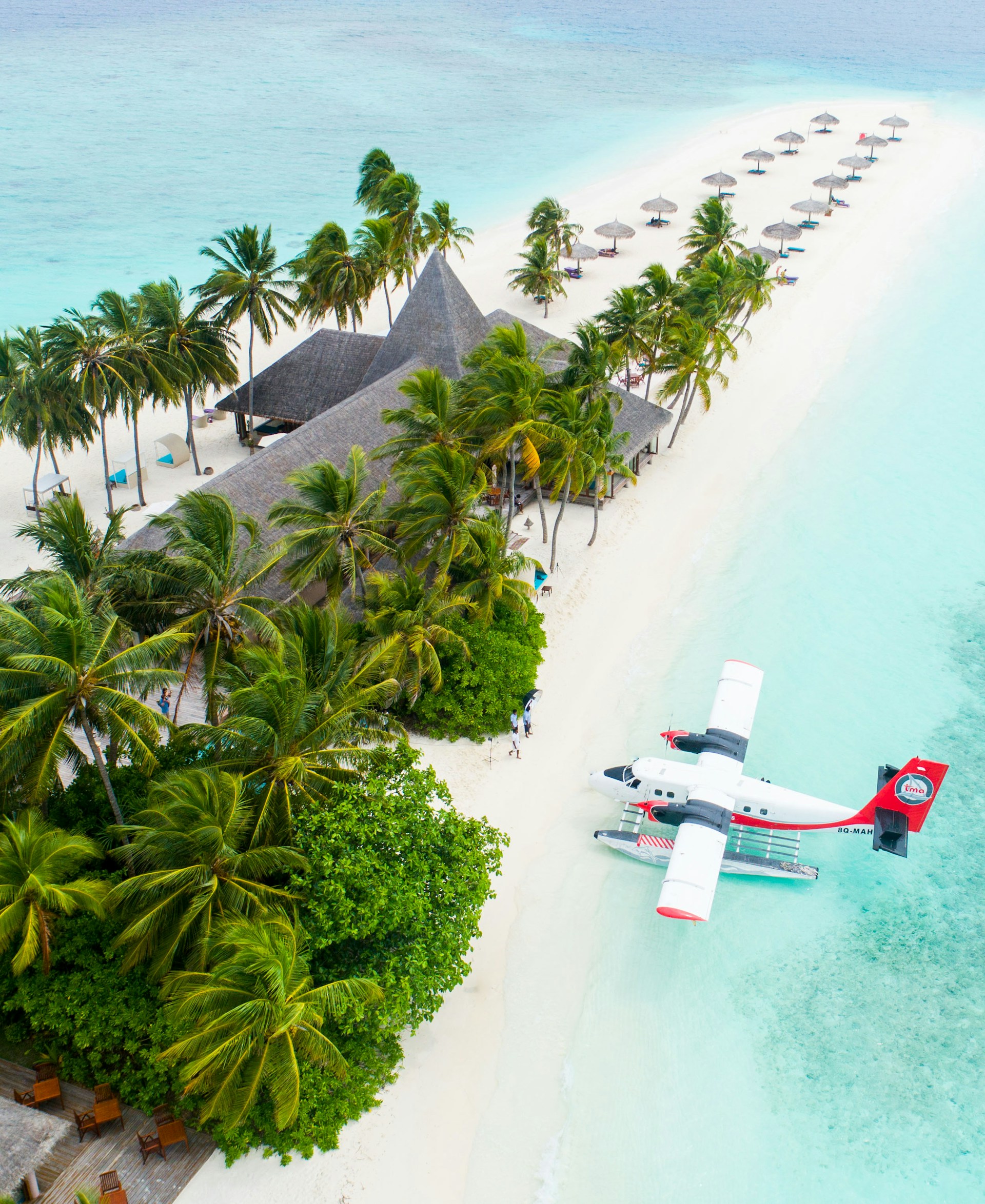 Tropische Insel mit Wasserflugzeug und türkisfarbenem Meer