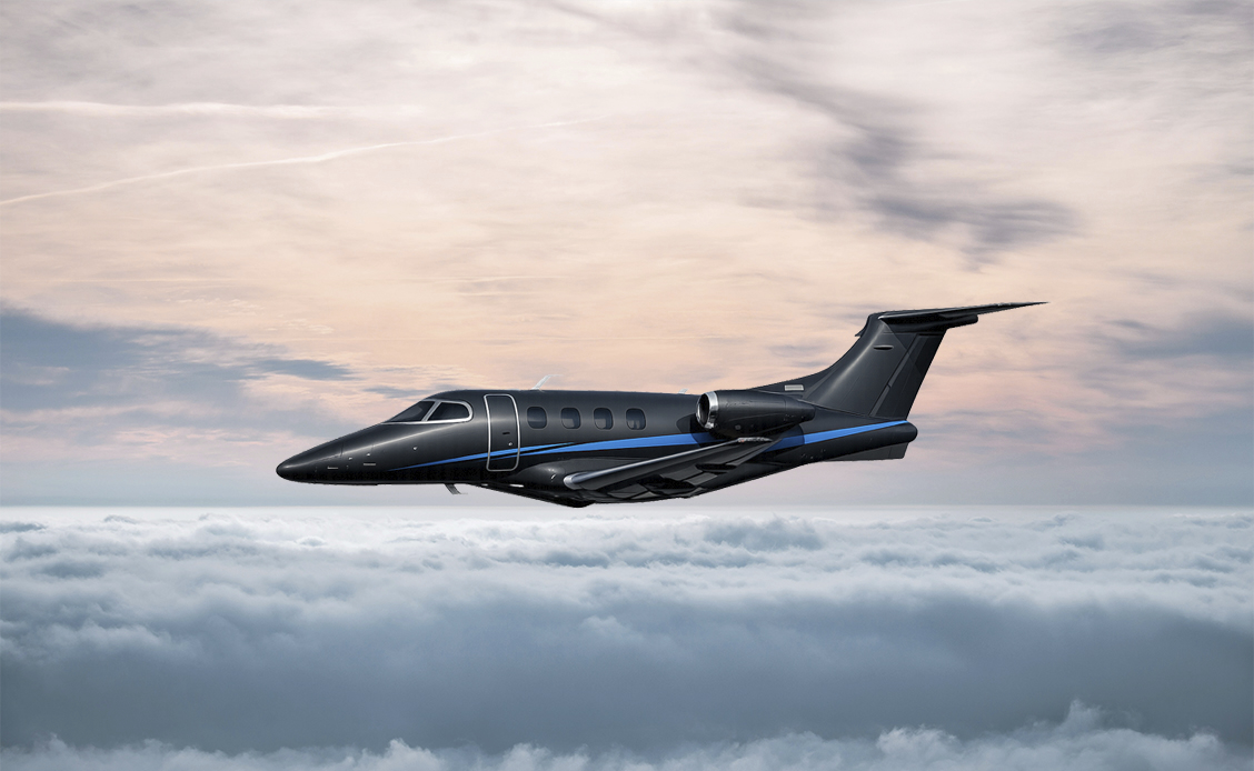 Embraer Phenom 100EV Very Light Jet im Flug Embraer Phenom 100EV Very Light Jet im Flug über einer Wolkendecke bei Sonnenuntergang.