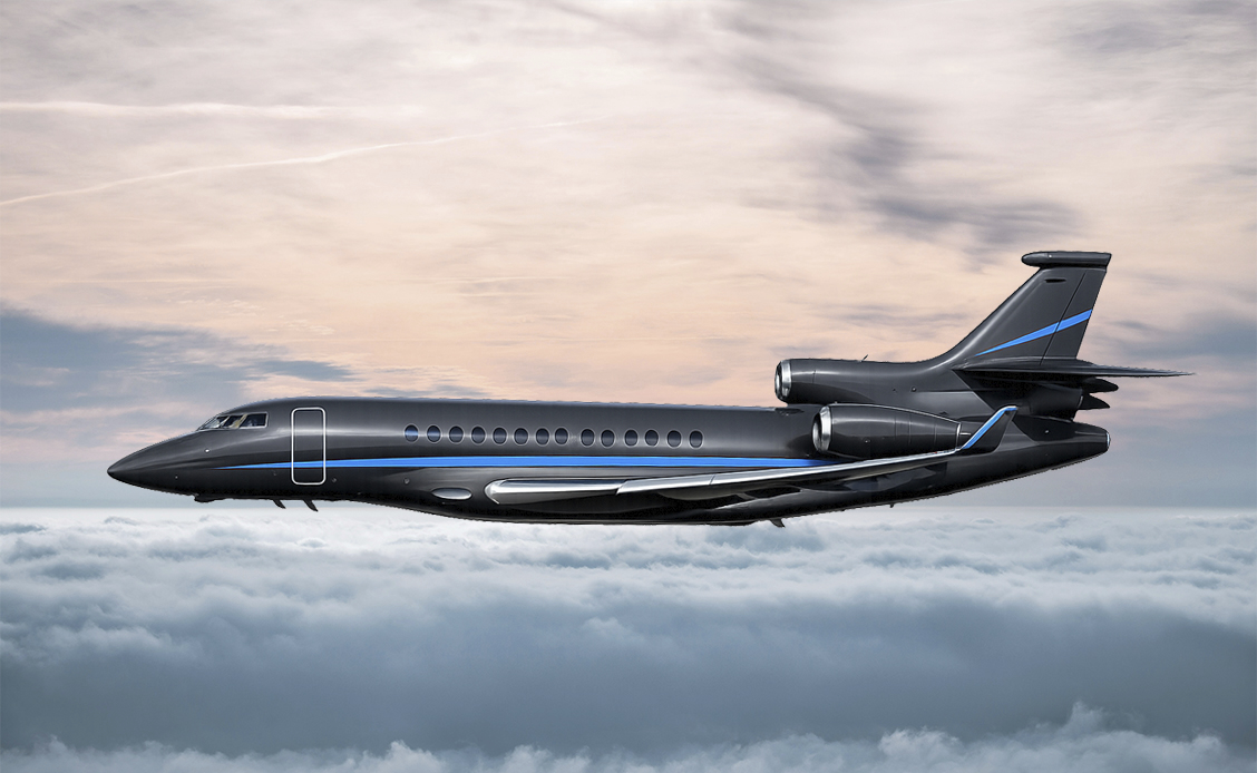 Dassault Falcon 8X Business Jet im Flug Dassault Falcon 8X Business Jet im Flug über einer Wolkendecke bei Sonnenuntergang.