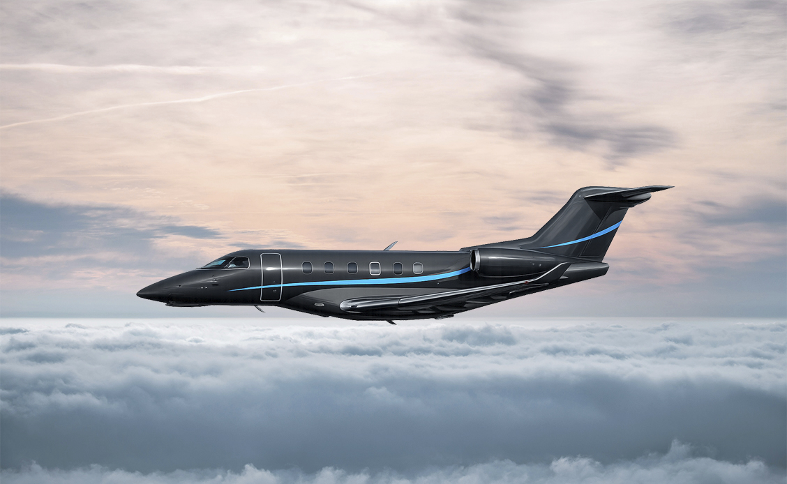 Pilatus PC-24 Business Jet im Flug Pilatus PC-24 Business Jet im Flug über einer Wolkendecke bei Sonnenuntergang.