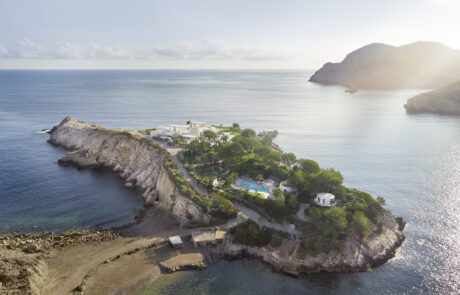Luftaufnahme von Isla Sa Ferradura in der Bucht von Sant Miquel vor Ibiza