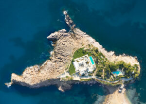 Senkrechte Luftaufnahme der Privatinsel Isla Sa Ferradura vor Ibiza