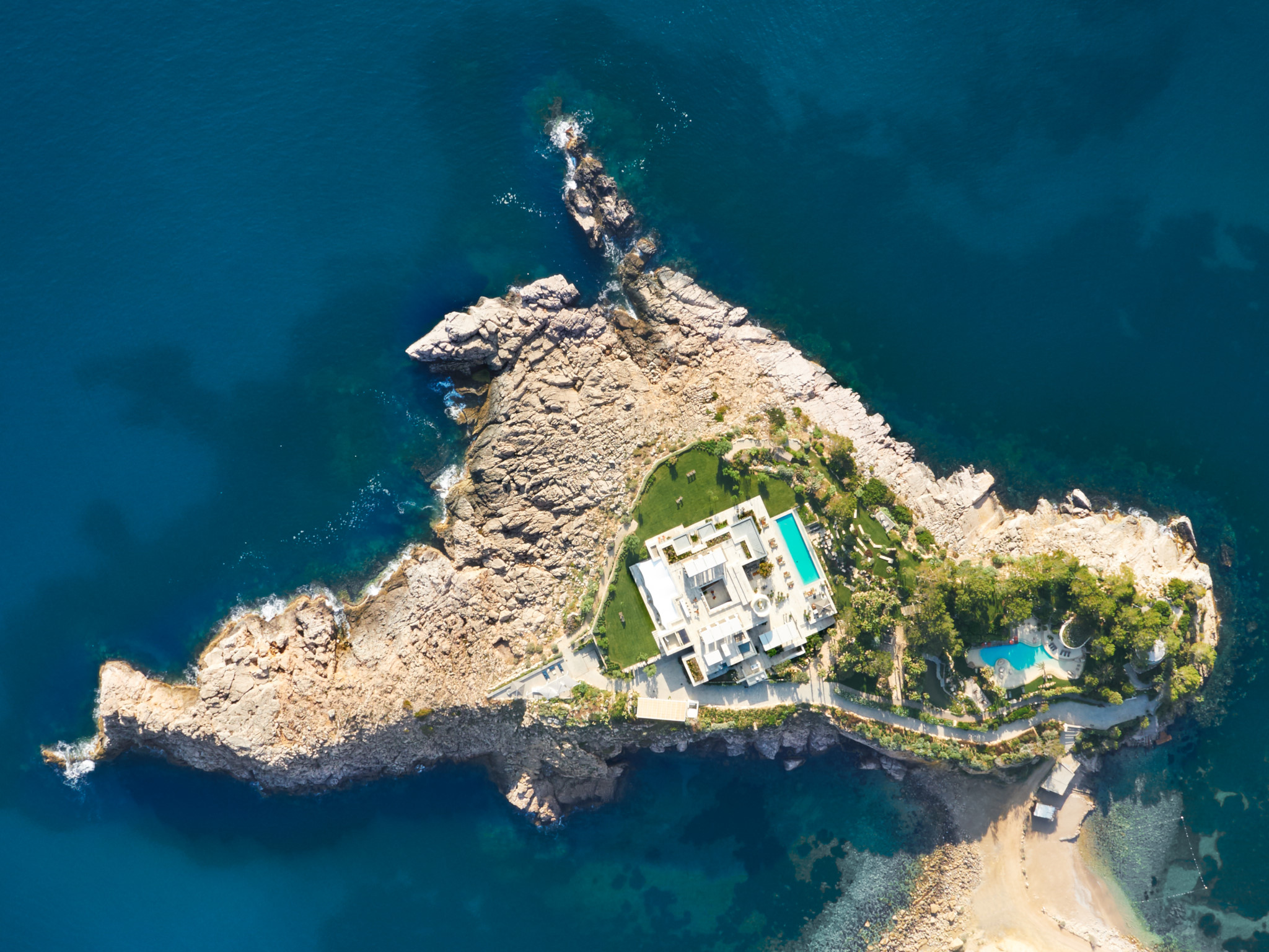 Senkrechte Luftaufnahme der Privatinsel Isla Sa Ferradura vor Ibiza