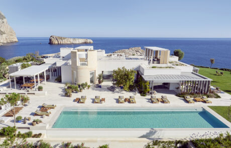 Villa von Isla Sa Ferradura mit Hauptterrasse und Infinity-Pool