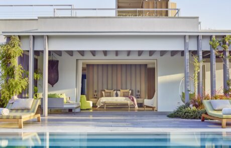 Terrasse der Mastersuite auf Isla Sa Ferradura mit geöffnetem Schlafbereich